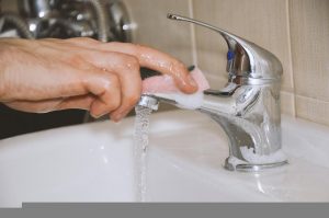 5 tipů pro rychlý úklid koupelny. Ušetřete čas i nervy